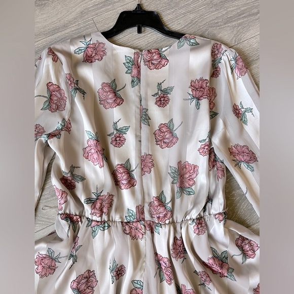 LOVERS + FRIENDS IVY DRESS IN
GARDEN FLORAL size m - Picture 11 of 16